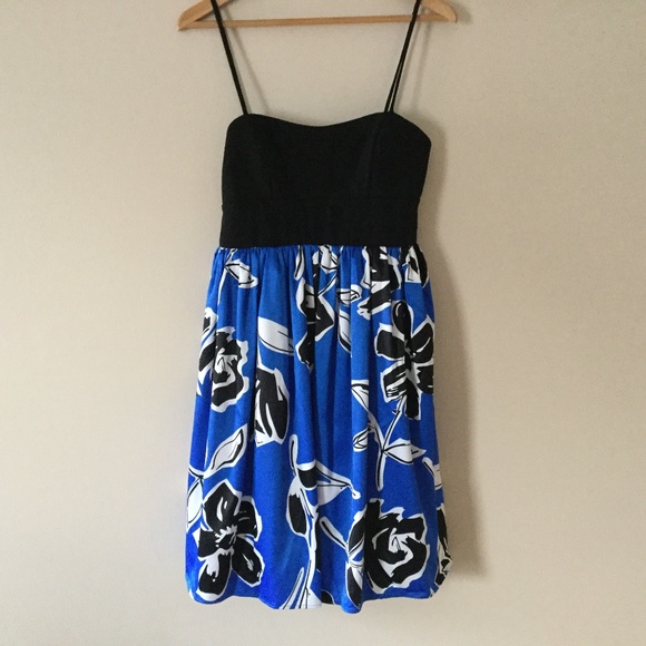 Intrigue Dresses & Skirts - 💕Lovely Intrigue Flowy Cocktail Party Lined Dress